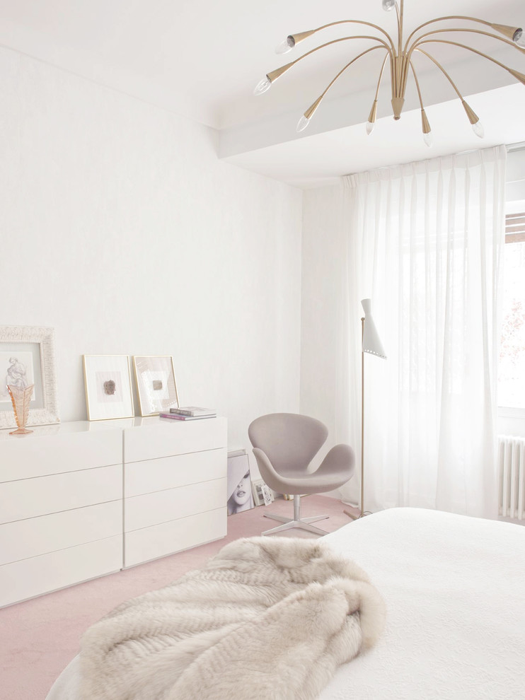 Idée de décoration pour une chambre parentale nordique de taille moyenne avec un mur blanc.