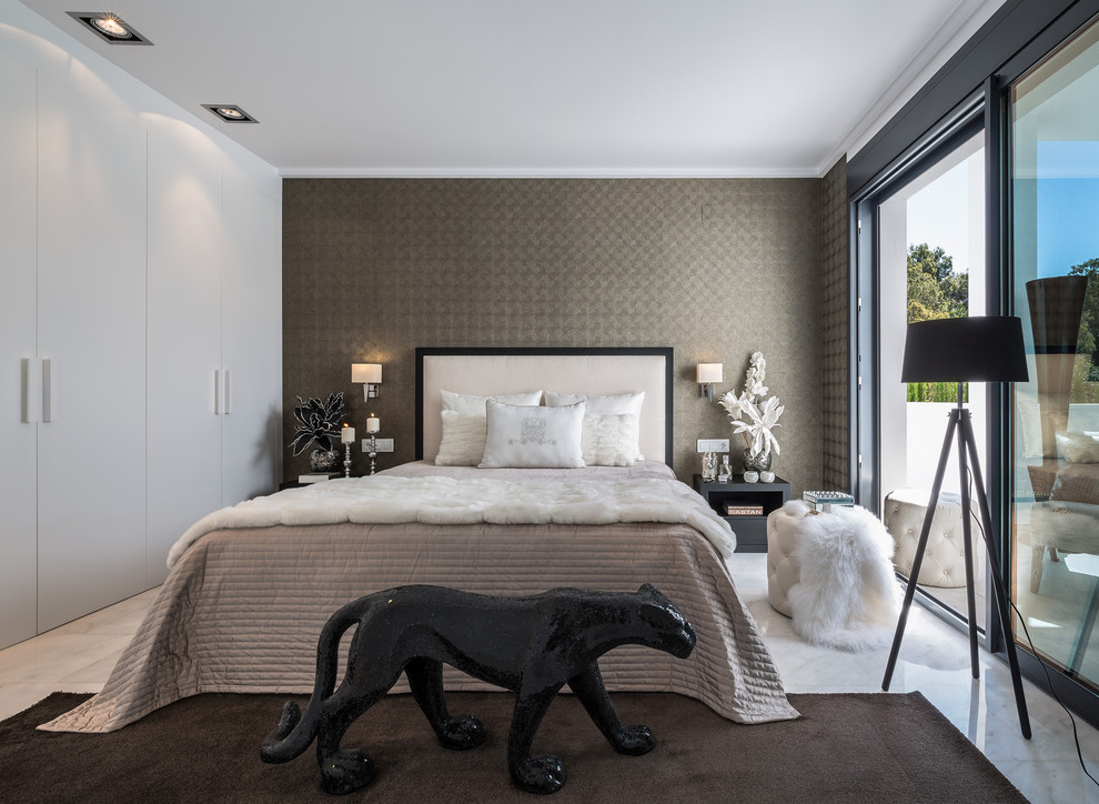 Пример оригинального дизайна: хозяйская спальня среднего размера в современном стиле с серыми стенами и акцентной стеной без камина