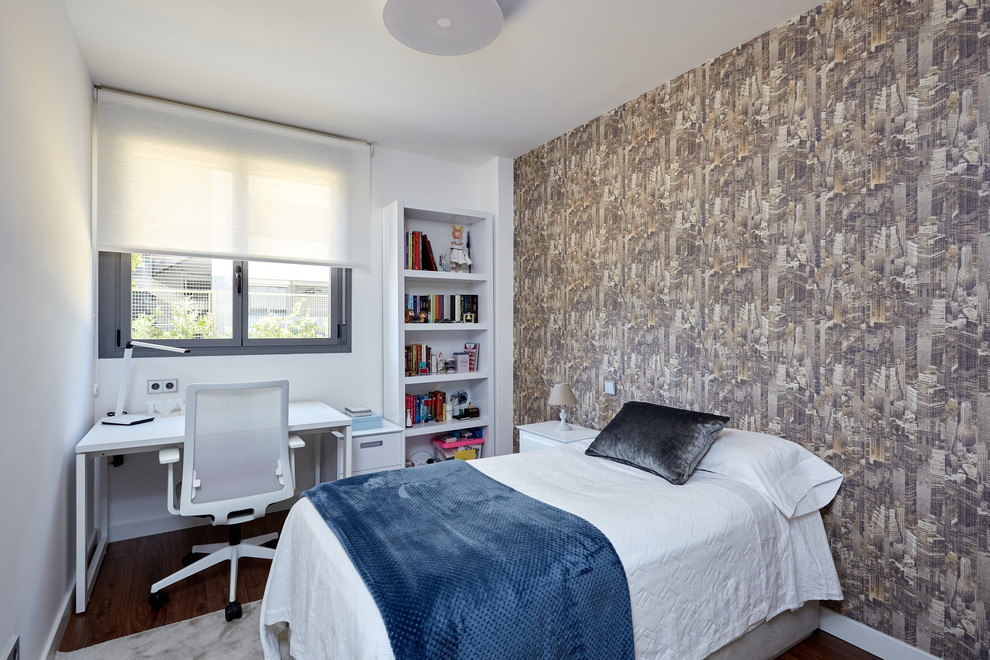 Cette photo montre une chambre tendance avec un mur gris, parquet foncé et un sol marron.