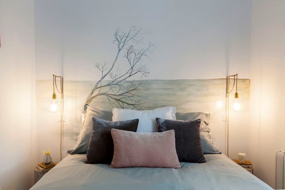 На фото: хозяйская спальня среднего размера в скандинавском стиле