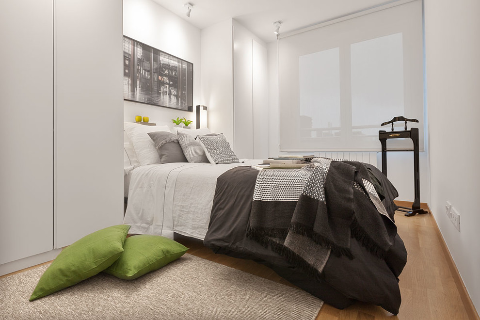 Пример оригинального дизайна: хозяйская спальня среднего размера в стиле модернизм с белыми стенами, светлым паркетным полом и желтым полом