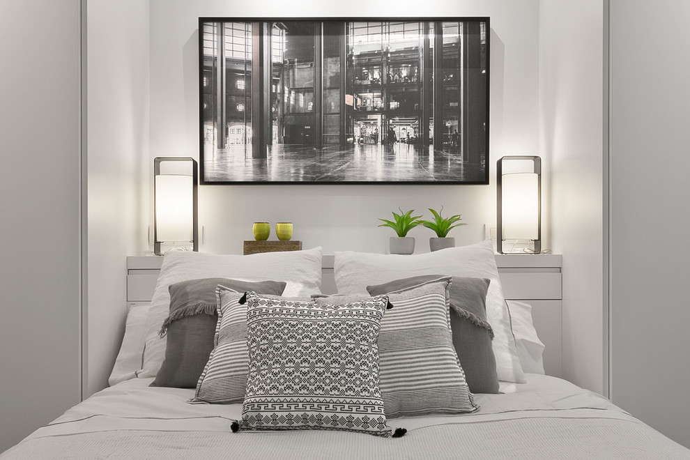 На фото: хозяйская спальня среднего размера в стиле модернизм с белыми стенами, светлым паркетным полом и желтым полом