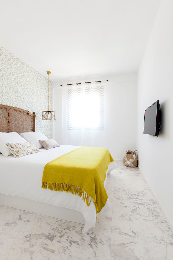 Imagen de dormitorio principal tropical de tamaño medio sin chimenea con paredes multicolor y suelo blanco