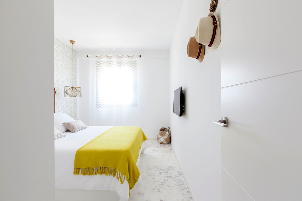マドリードにある中くらいなトロピカルスタイルのおしゃれな主寝室 (マルチカラーの壁、暖炉なし、白い床) のインテリア