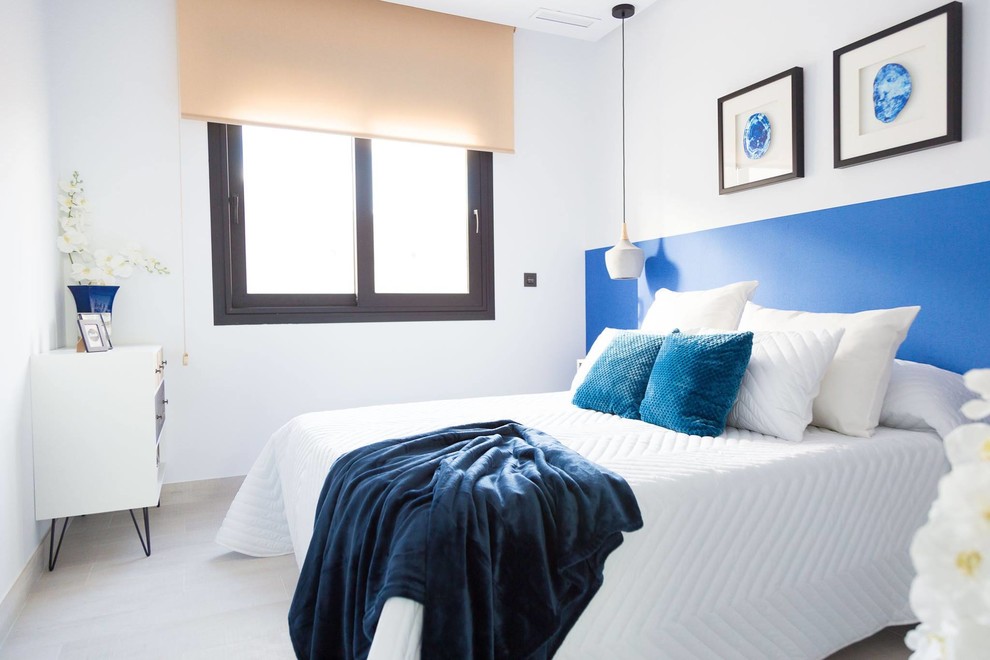 Imagen de habitación de invitados contemporánea con paredes blancas y suelo de madera clara