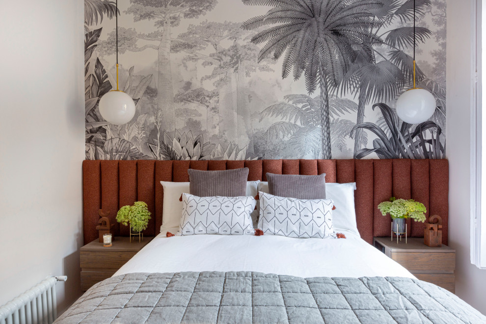 Hauptschlafzimmer mit grauer Wandfarbe, braunem Holzboden und Tapetenwänden in Madrid