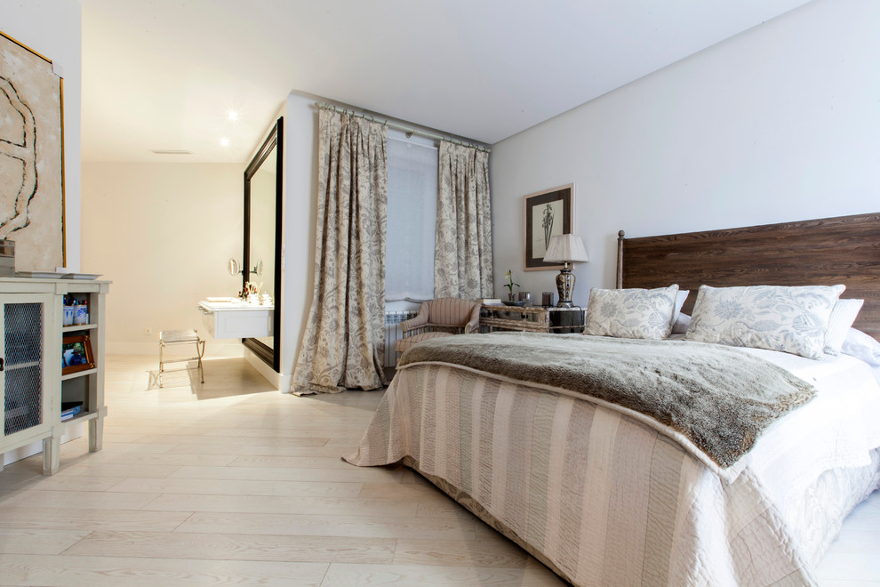 Ejemplo de dormitorio principal clásico renovado de tamaño medio sin chimenea con paredes blancas
