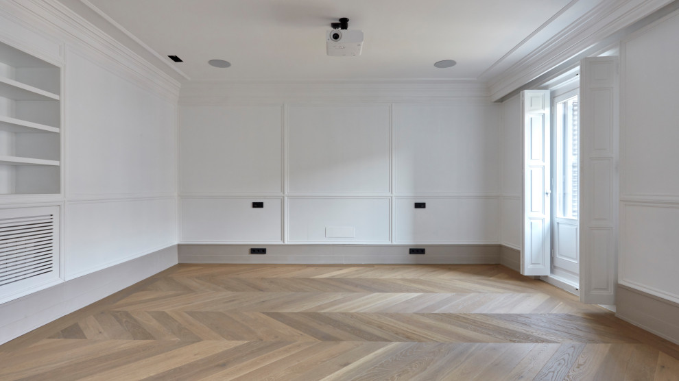 Großes Klassisches Hauptschlafzimmer mit weißer Wandfarbe, hellem Holzboden, Kamin, Kaminumrandung aus Stein, braunem Boden, eingelassener Decke und vertäfelten Wänden in Madrid