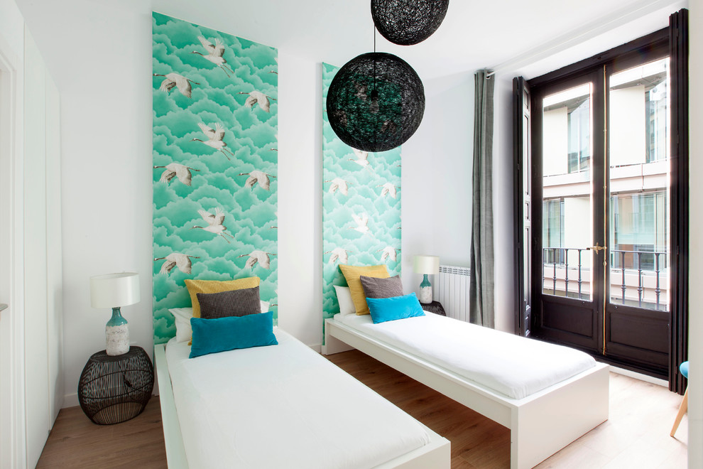 Diseño de habitación de invitados contemporánea de tamaño medio sin chimenea con paredes blancas, suelo de madera en tonos medios y suelo marrón