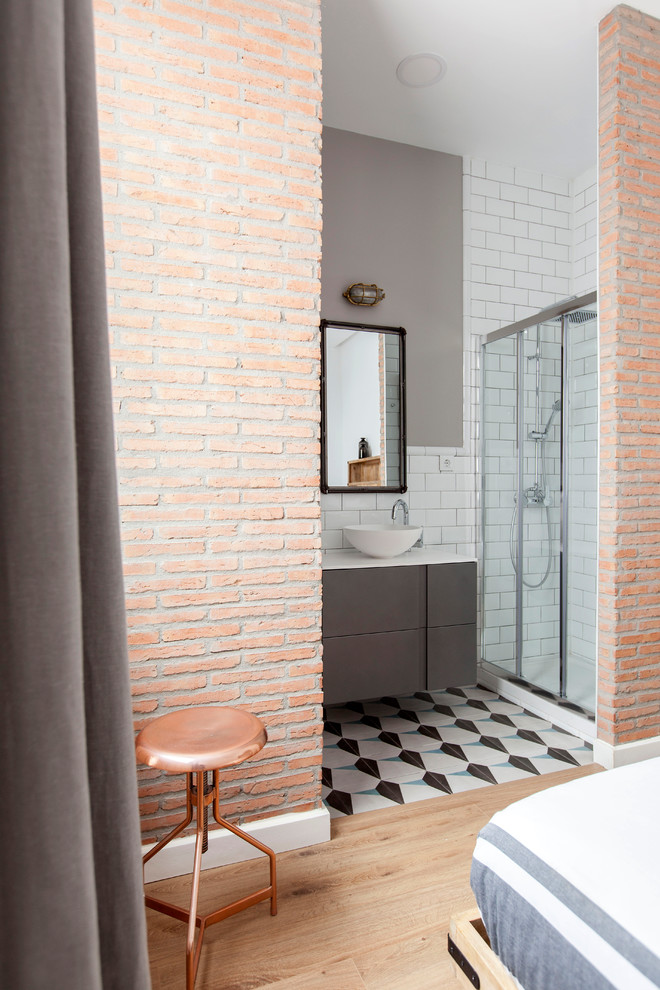 Пример оригинального дизайна: ванная комната среднего размера в стиле лофт с синими стенами, паркетным полом среднего тона и коричневым полом
