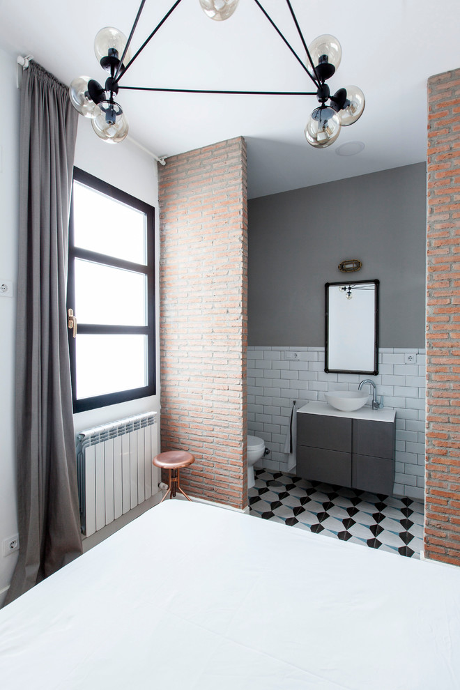 Imagen de habitación de invitados urbana de tamaño medio sin chimenea con paredes azules, suelo de madera en tonos medios y suelo marrón
