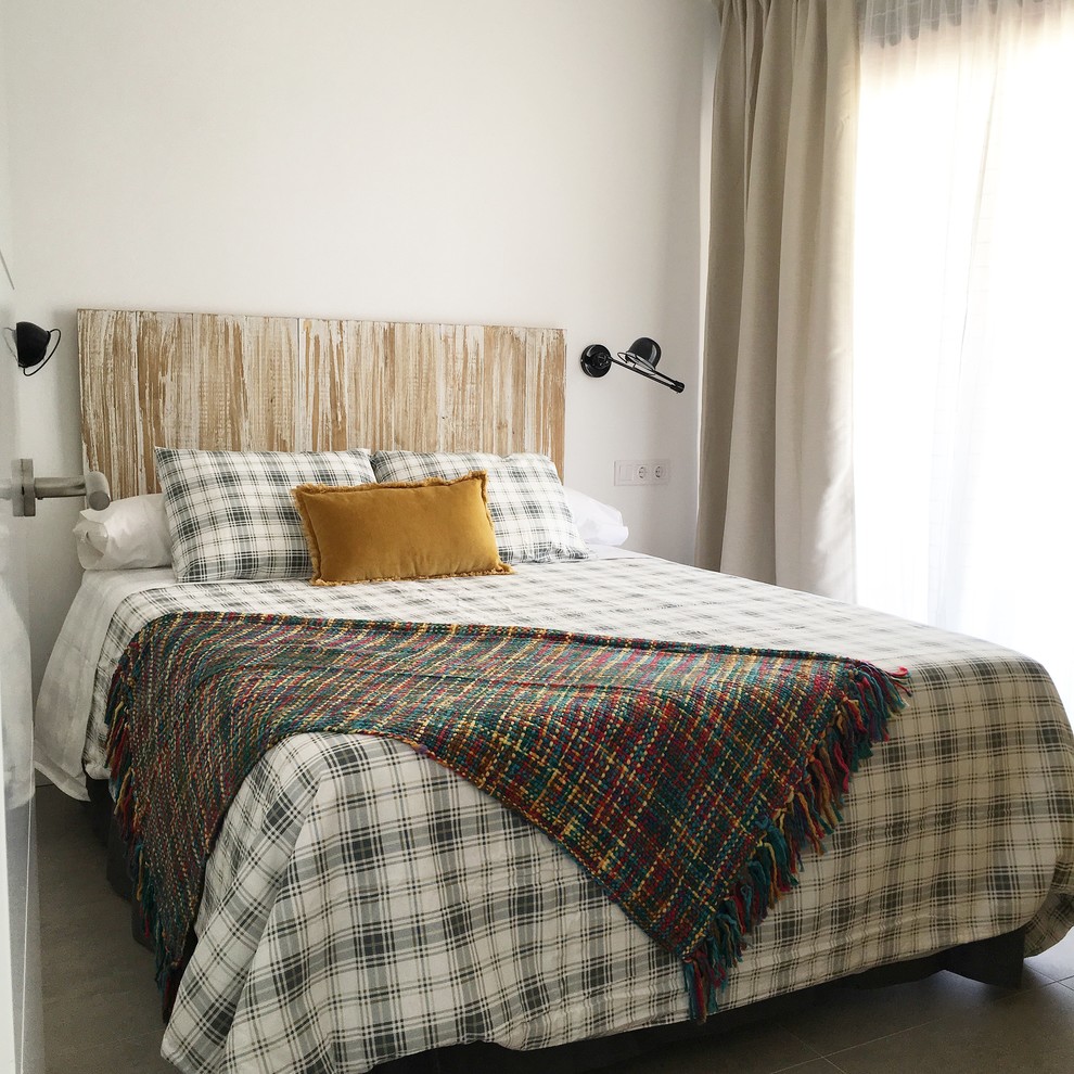 На фото: хозяйская спальня среднего размера в стиле фьюжн с белыми стенами, полом из керамогранита и серым полом