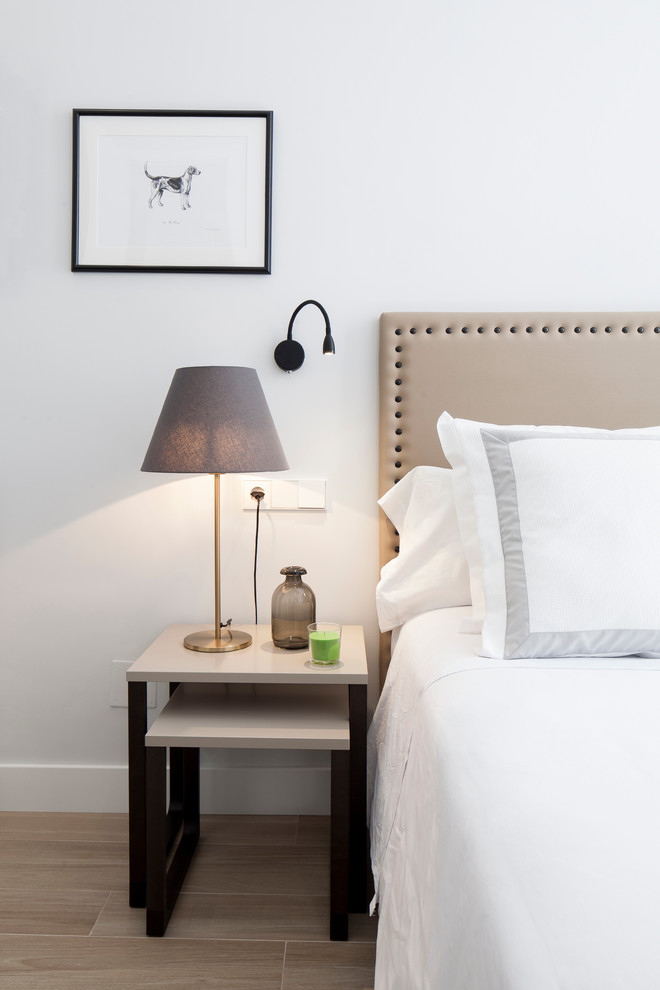 Bedroom - contemporary bedroom idea in Madrid