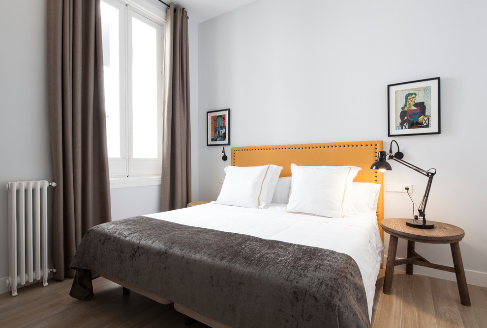 На фото: хозяйская спальня среднего размера в современном стиле с серыми стенами и светлым паркетным полом без камина