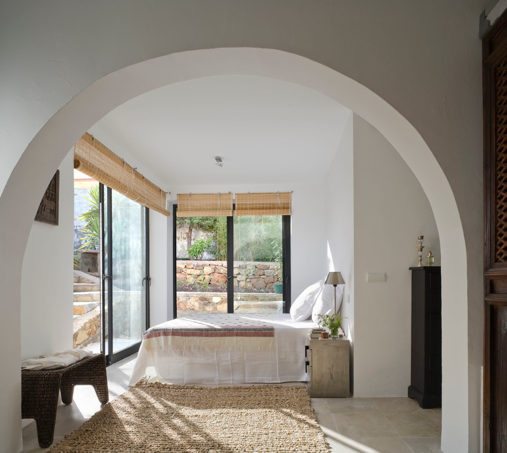 Foto de dormitorio principal mediterráneo de tamaño medio sin chimenea con paredes blancas