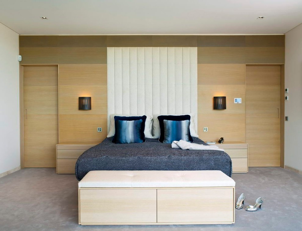 Идея дизайна: хозяйская спальня в современном стиле с белыми стенами, ковровым покрытием и серым полом без камина