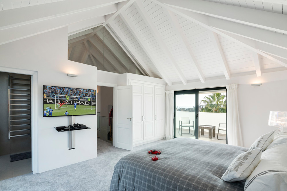 Großes Maritimes Hauptschlafzimmer mit weißer Wandfarbe, Teppichboden und grauem Boden in Sonstige