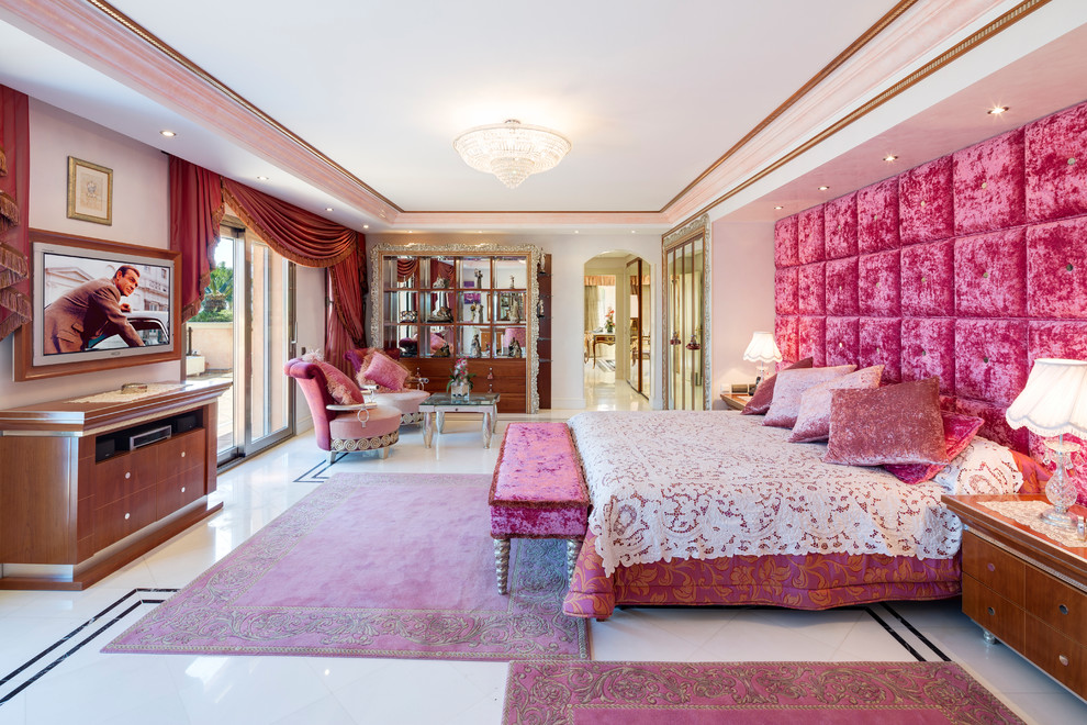 На фото: огромная хозяйская спальня в стиле фьюжн с розовыми стенами без камина с