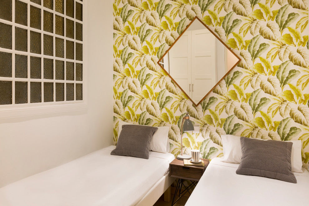 Diseño de dormitorio principal nórdico de tamaño medio con paredes blancas y suelo beige