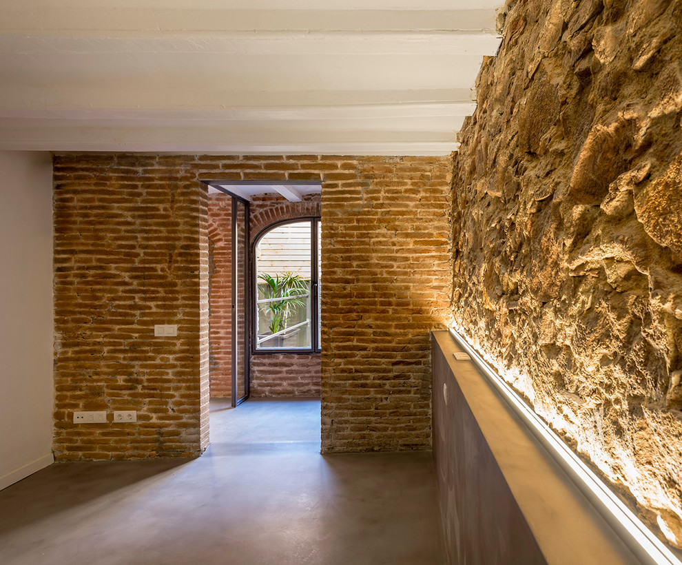 Mittelgroßes Modernes Hauptschlafzimmer mit bunten Wänden, Betonboden und grauem Boden in Barcelona