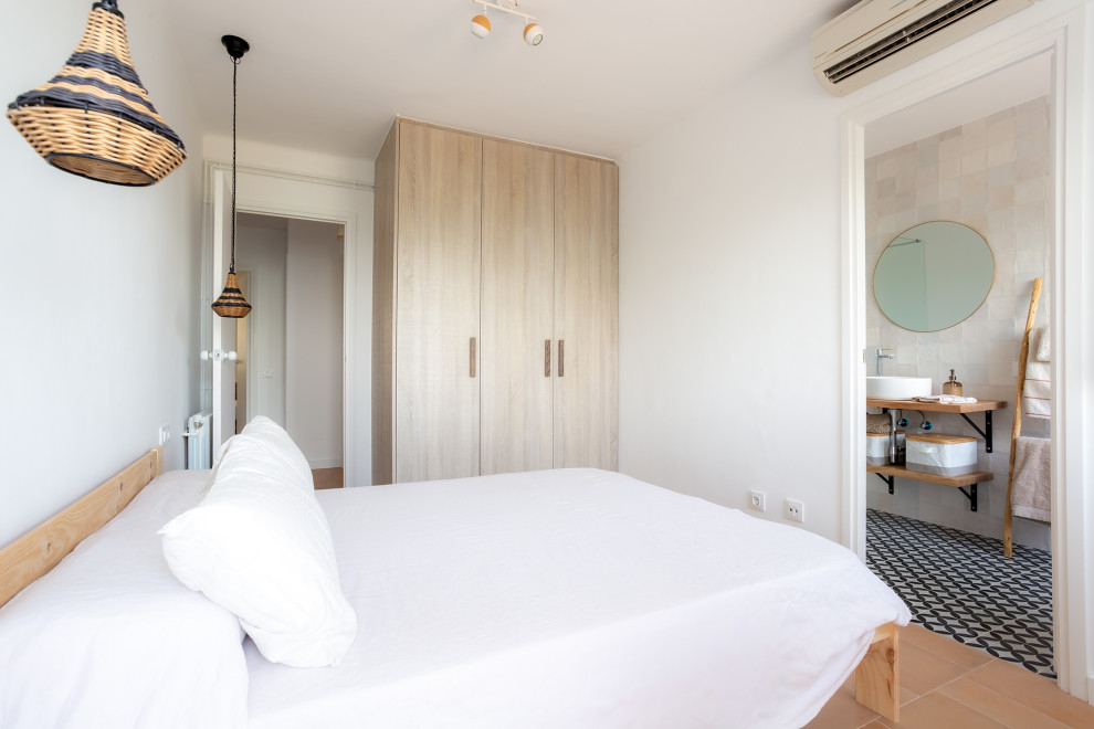 Mittelgroßes Mediterranes Hauptschlafzimmer ohne Kamin mit weißer Wandfarbe, Terrakottaboden und braunem Boden in Barcelona