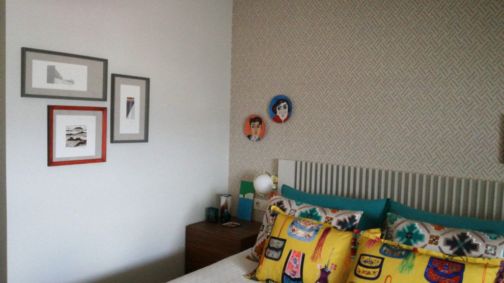 Aménagement d'une chambre parentale éclectique de taille moyenne avec un mur gris et parquet foncé.