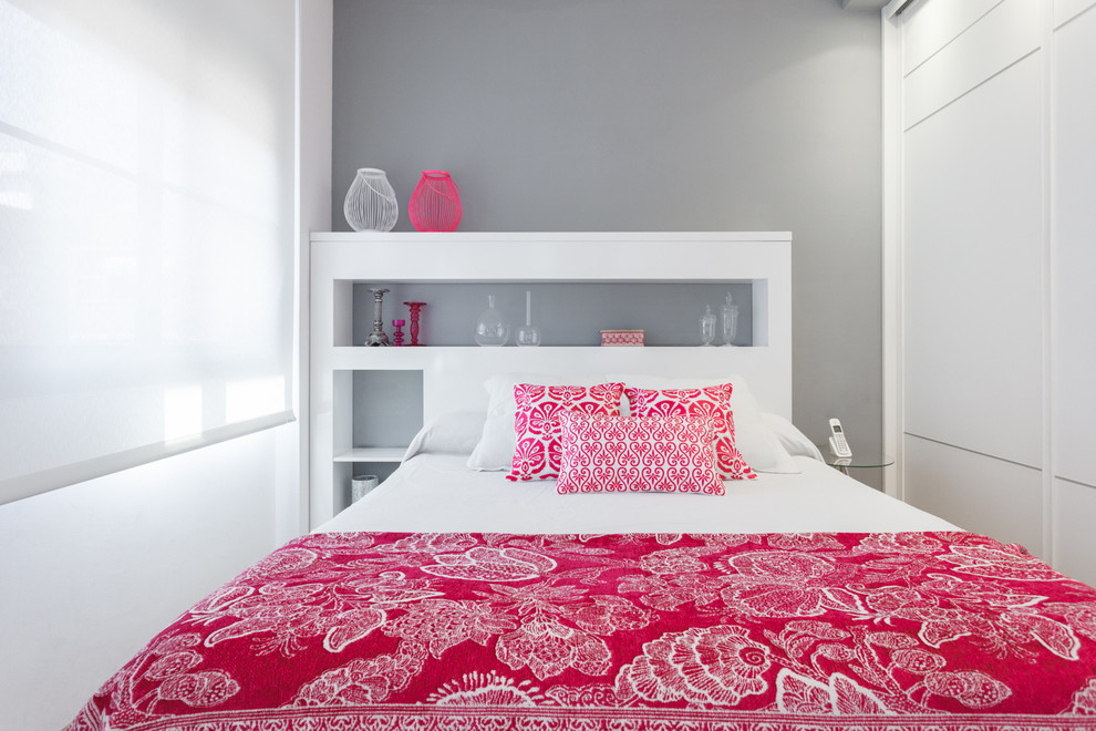 На фото: хозяйская спальня среднего размера в стиле фьюжн с серыми стенами и светлым паркетным полом без камина