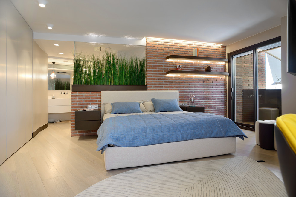 Ejemplo de dormitorio principal contemporáneo con suelo de madera clara y suelo beige