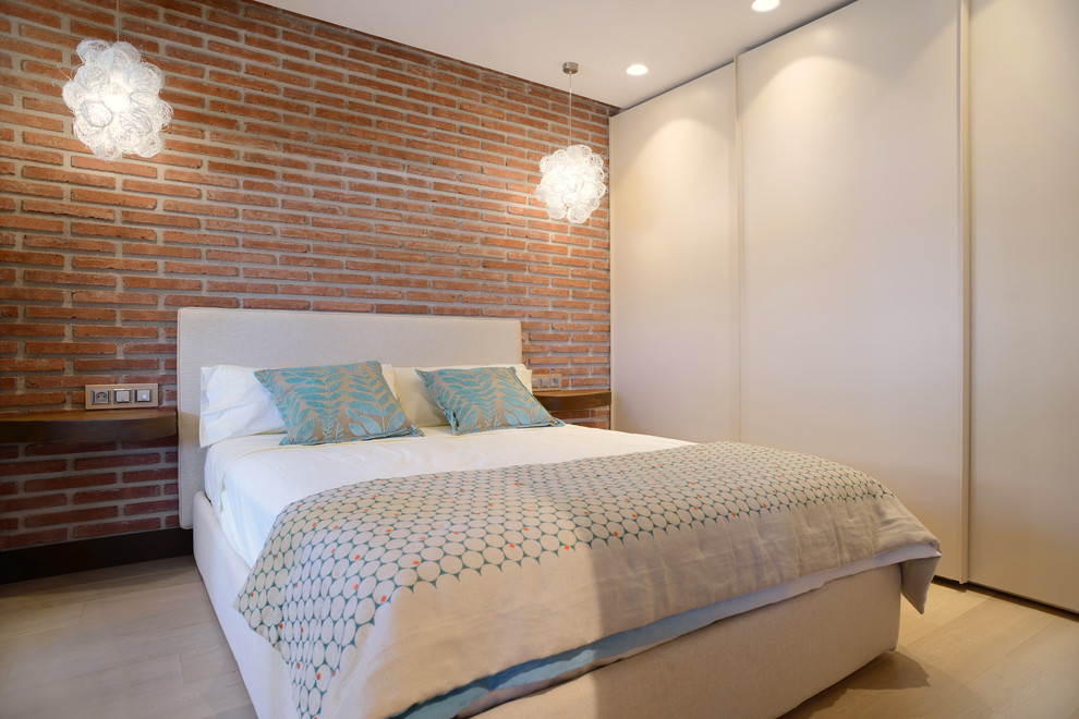 Imagen de dormitorio principal contemporáneo con suelo de madera clara