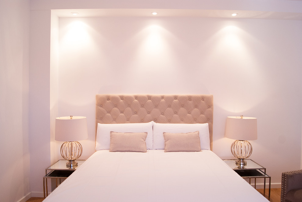 バレンシアにある中くらいなトランジショナルスタイルのおしゃれな主寝室 (白い壁、暖炉なし) のレイアウト