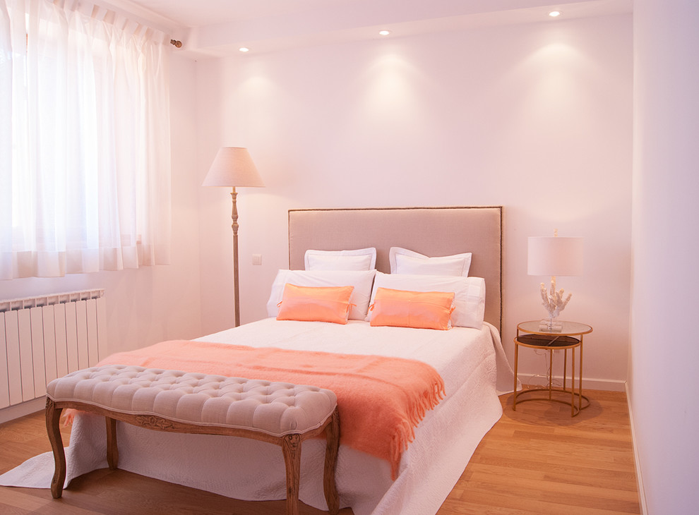 Mittelgroßes Klassisches Hauptschlafzimmer ohne Kamin mit weißer Wandfarbe und braunem Holzboden in Valencia