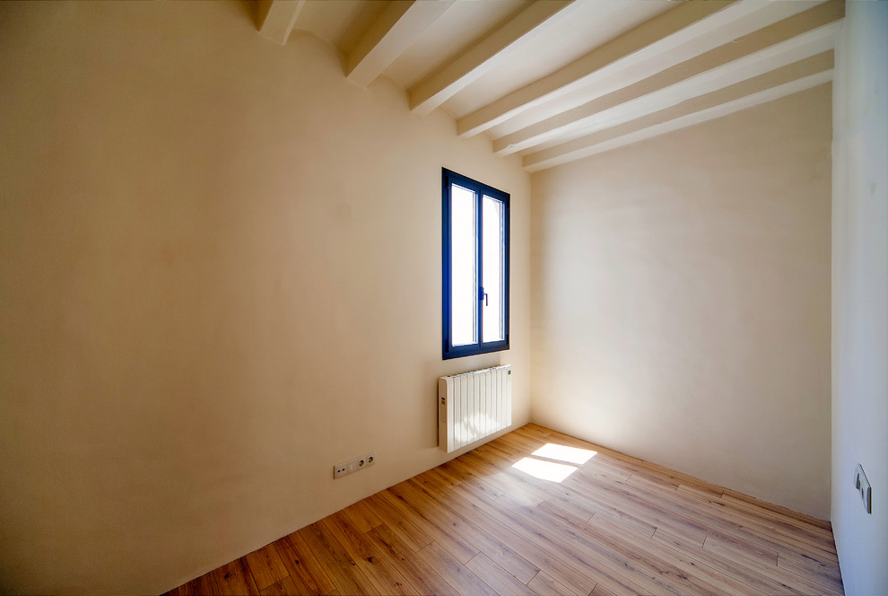 Kleines Skandinavisches Gästezimmer ohne Kamin mit gelber Wandfarbe und braunem Holzboden in Sonstige
