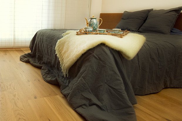 Idee per una camera degli ospiti design con pareti beige e pavimento in legno massello medio