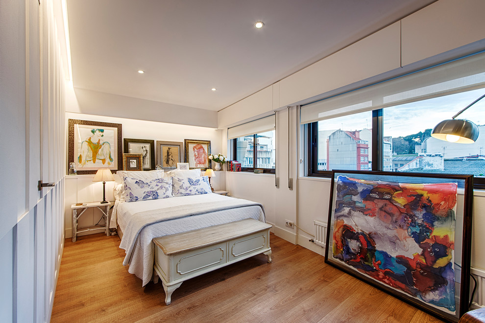 Ejemplo de dormitorio clásico renovado de tamaño medio con paredes blancas y suelo de madera en tonos medios