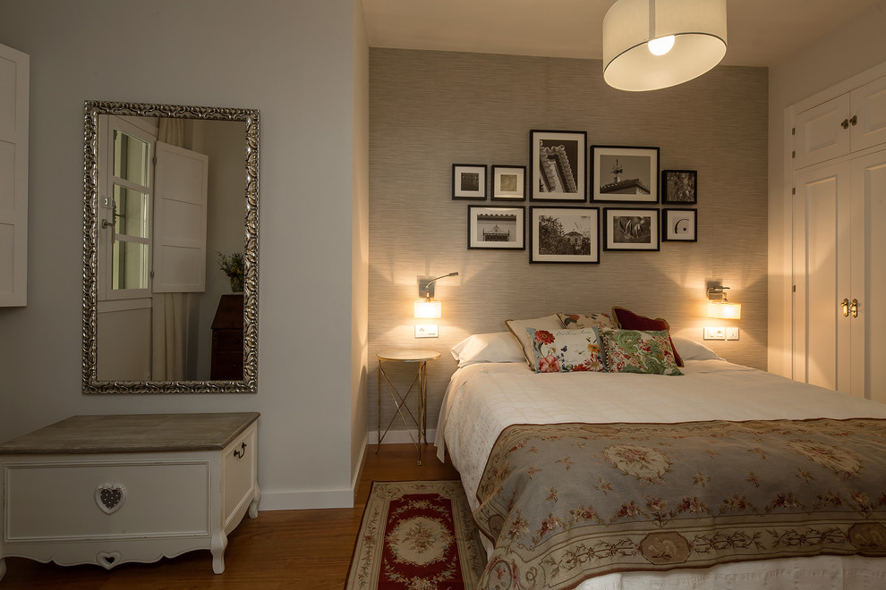 На фото: хозяйская спальня среднего размера в стиле модернизм с серыми стенами и паркетным полом среднего тона с