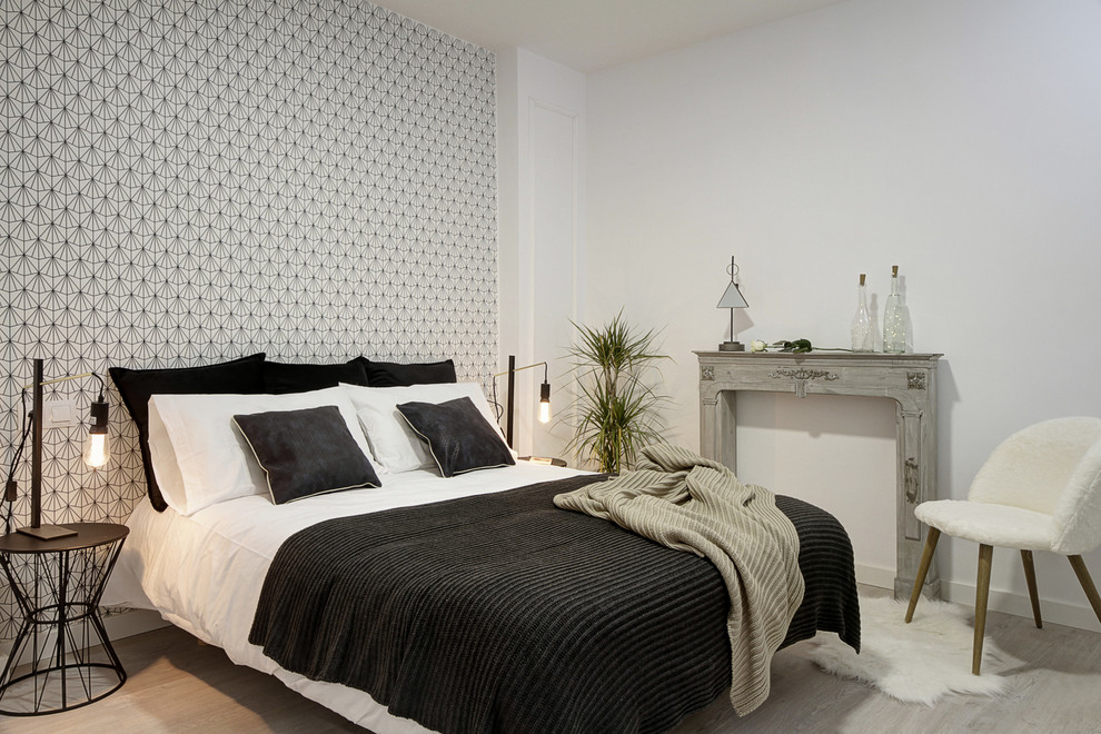 Bild på ett minimalistiskt sovrum, med vita väggar, grått golv och ljust trägolv