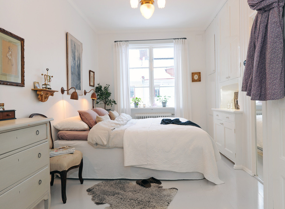 Inspiration for a medium sized traditional master bedroom in Madrid with white walls.