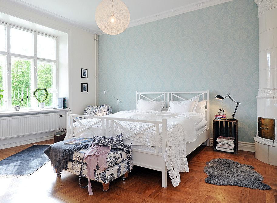 Modelo de dormitorio principal clásico renovado de tamaño medio con paredes multicolor y suelo de madera en tonos medios