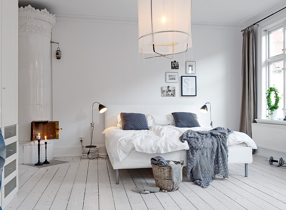 Idee per una camera matrimoniale chic di medie dimensioni con pareti bianche e pavimento in legno verniciato