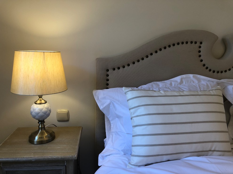 Идея дизайна: гостевая спальня среднего размера, (комната для гостей) в стиле фьюжн с бежевыми стенами, мраморным полом и белым полом