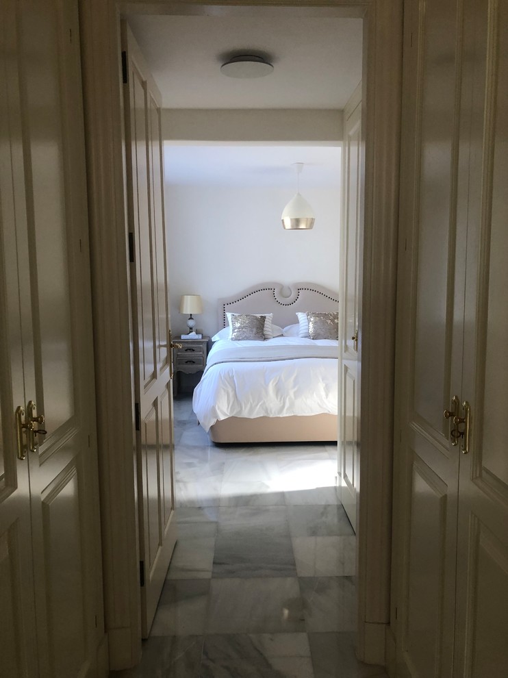 Inspiration pour une chambre d'amis traditionnelle de taille moyenne avec un mur beige, un sol en marbre et un sol blanc.
