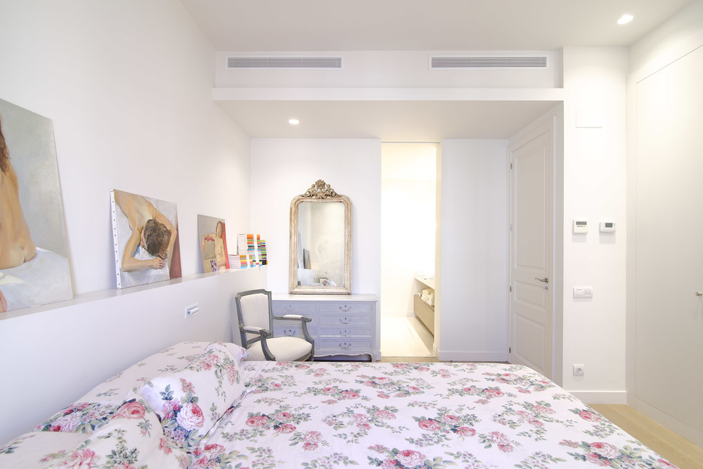 Imagen de dormitorio principal romántico de tamaño medio sin chimenea con paredes blancas y suelo de madera clara