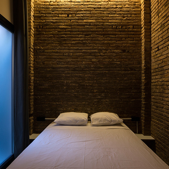 Photo of a large industrial bedroom in Valencia with concrete flooring.