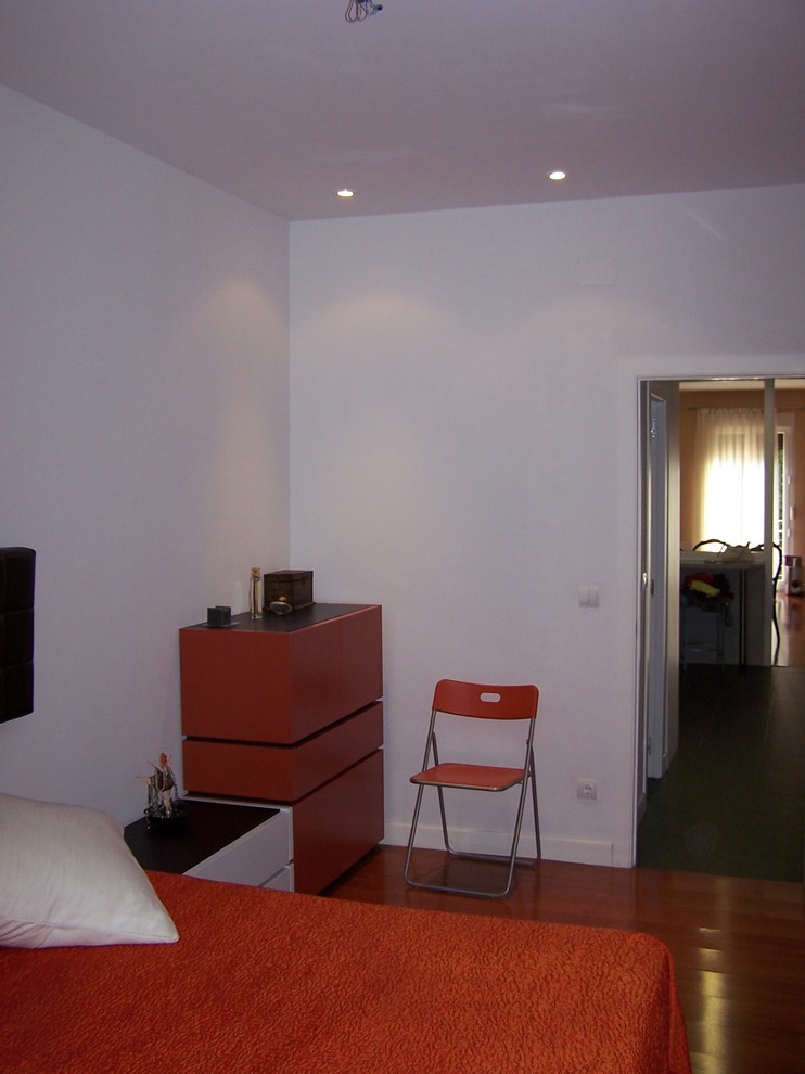 Diseño de dormitorio principal contemporáneo de tamaño medio sin chimenea con paredes blancas, suelo de madera oscura y suelo marrón