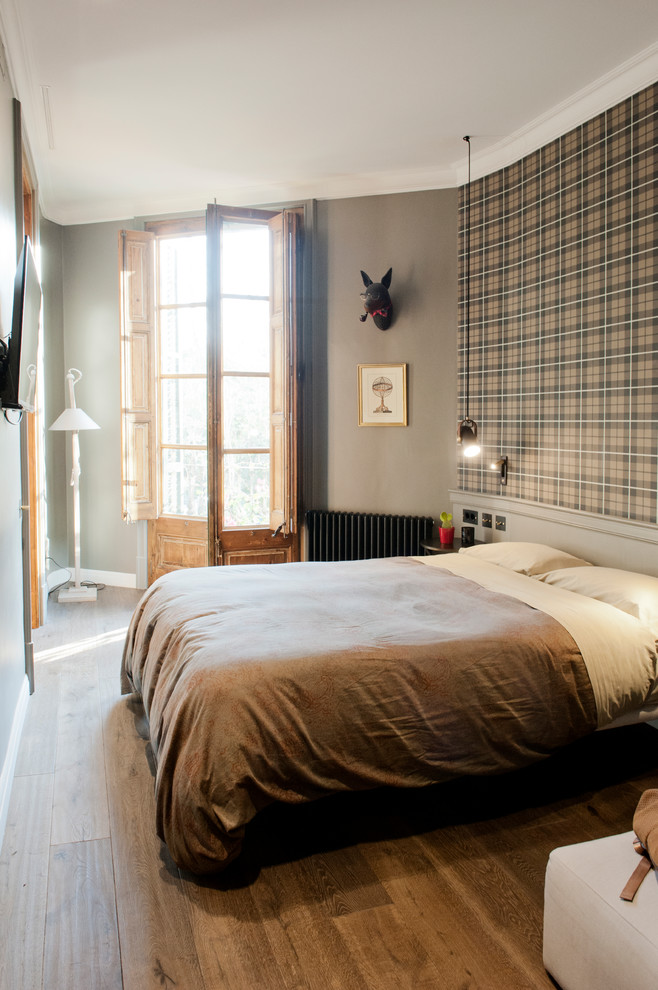 Ejemplo de dormitorio principal tradicional renovado de tamaño medio con paredes azules, suelo de madera en tonos medios y suelo marrón