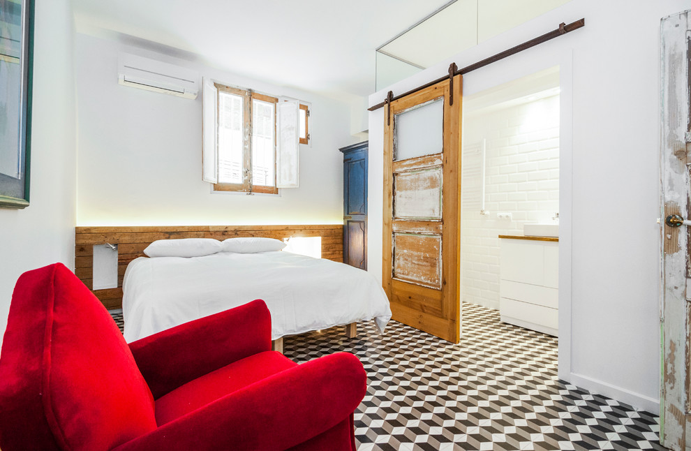 Foto de dormitorio principal vintage de tamaño medio sin chimenea con paredes blancas y suelo de baldosas de cerámica