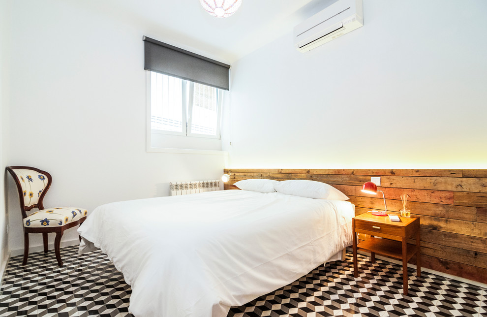 Foto de dormitorio principal mediterráneo de tamaño medio sin chimenea con paredes blancas y suelo de baldosas de cerámica