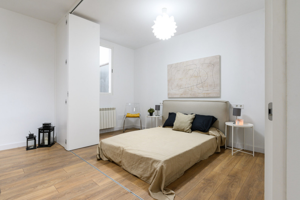 Photo of a contemporary bedroom in Madrid.