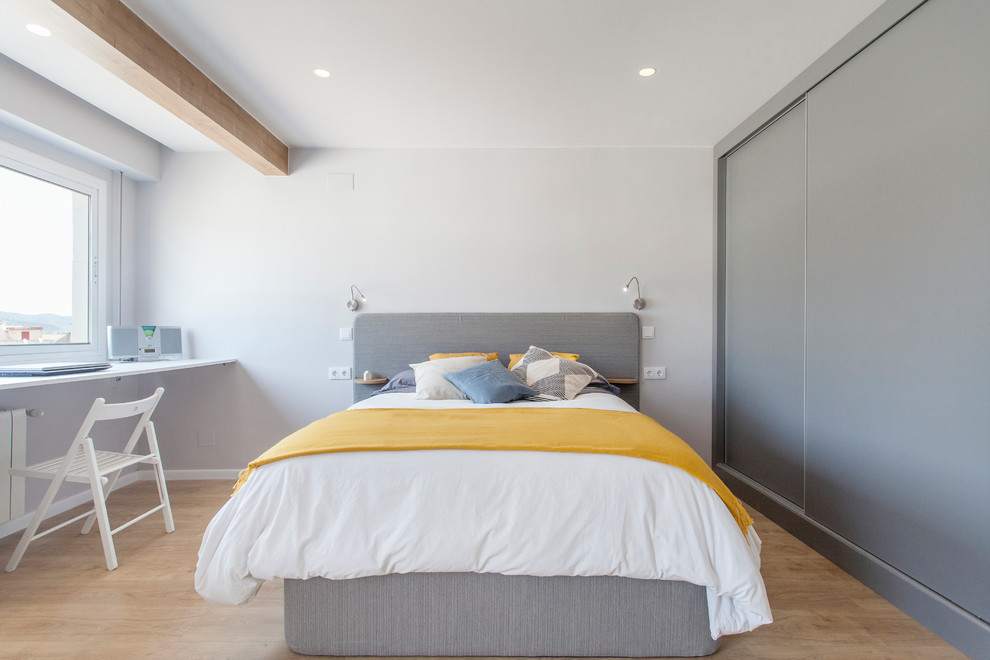 Пример оригинального дизайна: спальня в скандинавском стиле с серыми стенами, светлым паркетным полом и бежевым полом