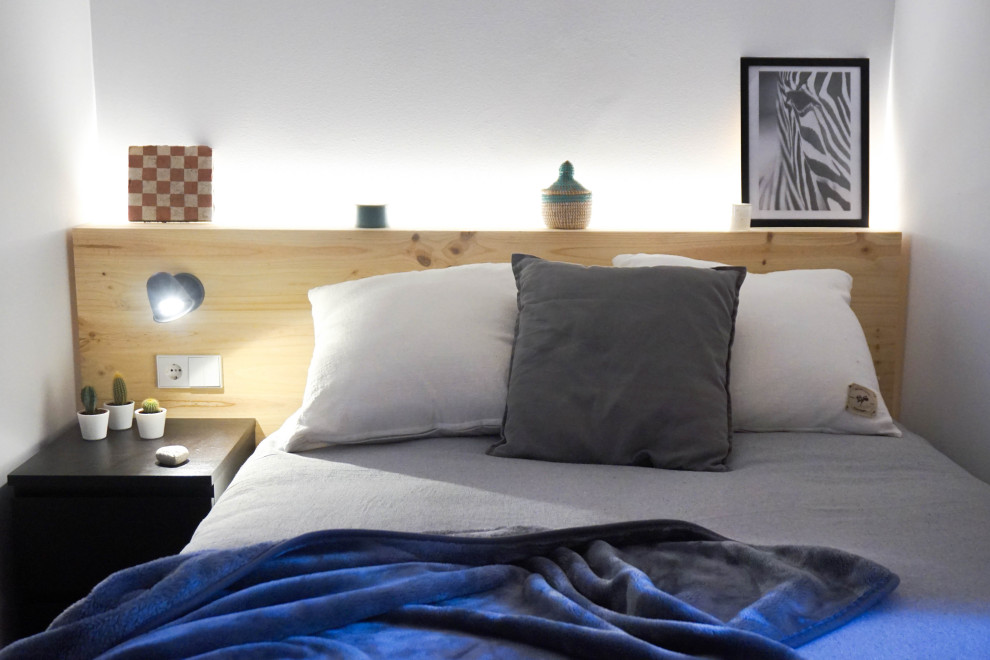 Großes Modernes Hauptschlafzimmer mit weißer Wandfarbe, Terrakottaboden und braunem Boden in Barcelona